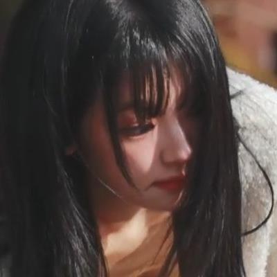 드럼 세팅중인 QWER 쵸단