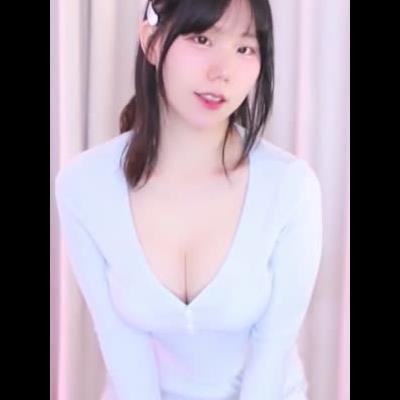 과감하게 가슴골 보여주는 하음파