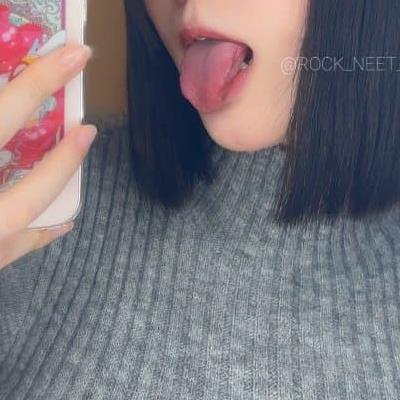 테이블에 가슴 올려놓기.. 의상 차이 ㅗㅜㅑ