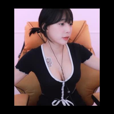 강인경 치지직 방송 초창기시절 검정의상 가슴골