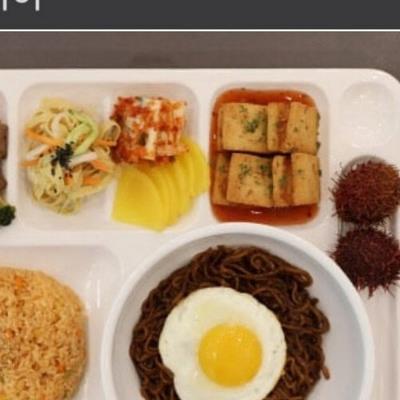 금요일은 전직원 라면 먹는 회사.jpg