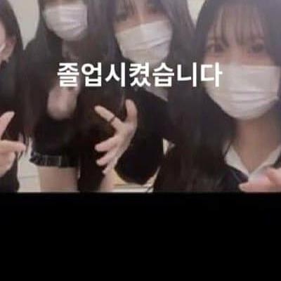 졸업(?)기념 사진 찍은 학생들.jpg