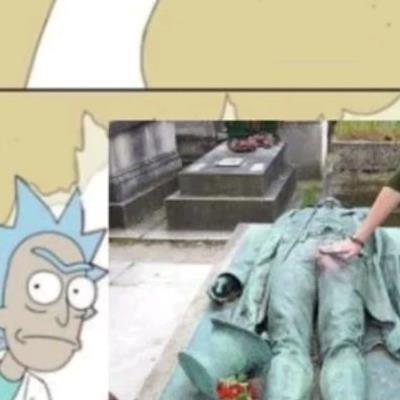 여자 동상 가슴을 만지는 전통이 마음에 안드는 여자.JPG