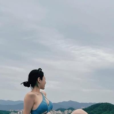 인플루언서 플러스하리 옷이 이렇게 작다냐
