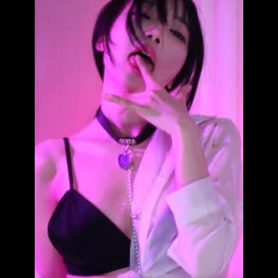 윤개굴이 헐벗은 흰 셔츠속 블랙 브라 요염하게 아헤가오 댄스