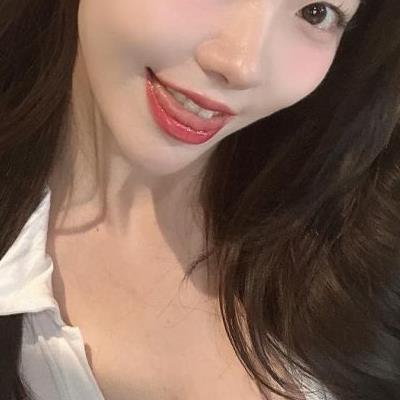 벌려서 보여주는 인플루언서