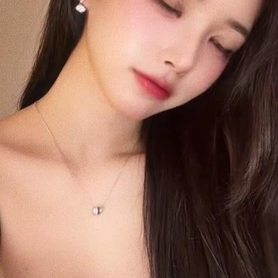 살짝 숙이는 윤슬 오프솔더 드레스